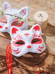 L'Ange qui porte le masque du diable.