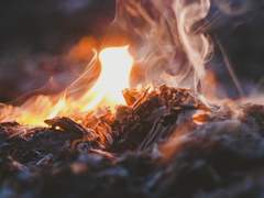 가장 짙은 어둠도 가장 흐린 빛에 사라진다던데.