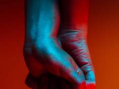 바라보는 시선이 느껴지는가.