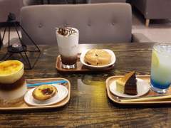 각종 디저트들 (커피, 쥬스, 케잌, 빵 등등)