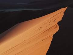 이건 괴물이 구원하는 이야기.