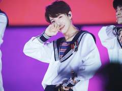 여친이 마린룩 입고 빨간 맛 춤을 춰달래요.