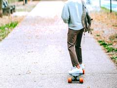 밤이 찾아오면 빛나는 노란 등불.