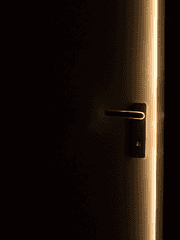 문을 열고 한 걸음 더