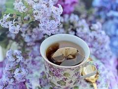 정원에서 풍겨오던 차향의 주인