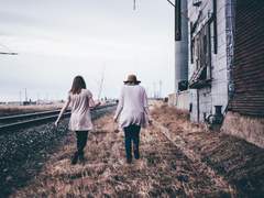 빈 의자에 어린 나를 앉혀놓고 대화하기