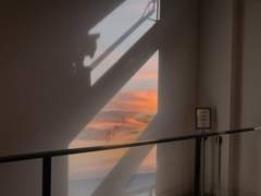 조금씩 불행해지는 이야기