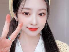 벚꽃 아래 마주 보며 선 너와 난