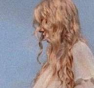 눈부시게 아름다운 밤하늘에 외로히 떠있는