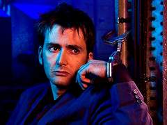 벽난로 뒤의 소녀