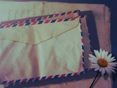 거친 재질의 편지 봉투 하나