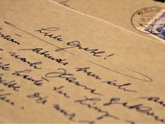 꽃 내음이 남은 편지지.