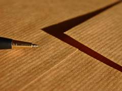 꽃 내음이 가득 풍기는, 그리고 빛이 조금 바랜 편지지.