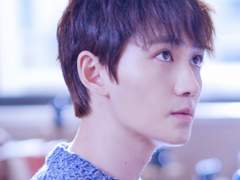 비스듬히 기울다.