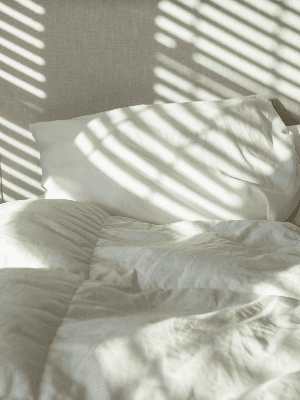 고갤 떨군 채 힘들어할 땐 말없이 너를 안게 돼