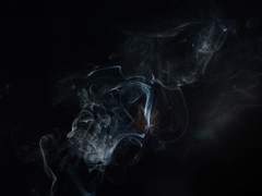 바닥에 순을 겹쳐선.