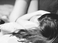 글리터와 무채색의 포함관계를 서술하라