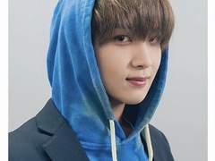 걔 낯 많이 가리던데? +