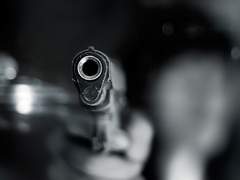 분홍색의 빛 뒤에 보이는 과녁