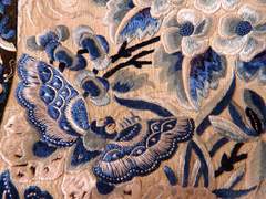 첫 번째 방: 나비와 들꽃이 수놓아진 노란색 비단