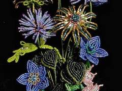 두 번째 방: 반짝이는 구슬들을 꿰어 만든 보랏빛 꽃