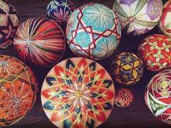 세 번째 방: 알록달록한 비단실 공과 산양 모양의 도자기 인형