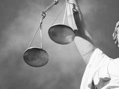 진실에서 눈을 돌린 신은 과연 공정할 것인가.