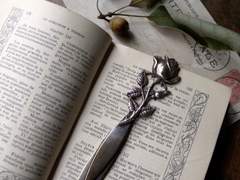 하얀 레이스가 감싼 검은 흑요석