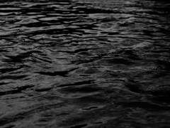 턱 끝까지 차오른 물은 나를 옥죄어,