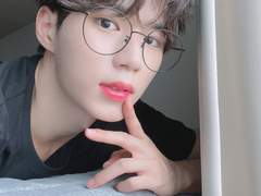 안경쓴 김준서는 사람을 미치게해요