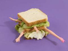 미녀와 미남 사이에 샌드위치