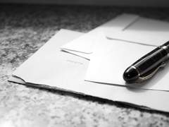 만년필이 끼워진 편지