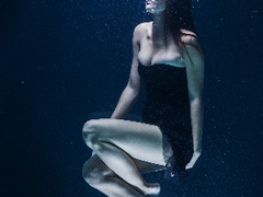 역류하는 사랑을 삼킬수록 나는 낡고 헤져간다