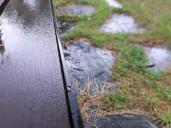 비 덕분에 츅츅 해진 벤치..