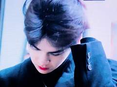 까만 배경에 너는 은은하게 빛나