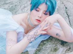 물빛을 품고 태어난, 꽃.