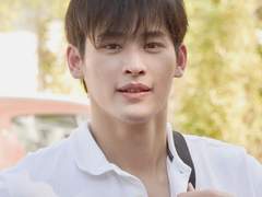 100바트만 주면 키스해주는 놈