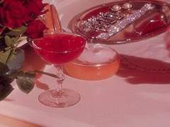 루비같은 붉음을 머금은 앵무