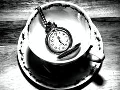 최안톤의 자택에서, 식어가는 차를 앞에 두고서.