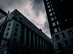 망가진 세계 속 한 사람