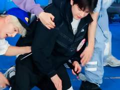 어딘가 허술한...