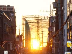 어떤 색이 검정으로부터 자유로울 수 있을까 뒤가 너무 열려있네