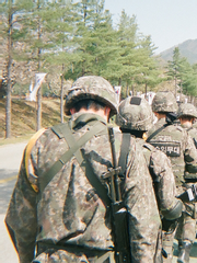 이곳을 거친자 조국은 그대를 믿노라.