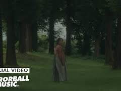 나랑 도망가자 이 세상을 뒤로하고 어둠을 뚫고 사랑하는 거야