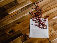 깔끔하고 정갈한 편지 봉투 안,