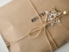 끈으로 묶은 작은 봉투 안에 든,