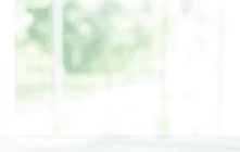 햇빛이 들어오는 창과 흰색의 의자와 책상, 새하얀 그 방 안.