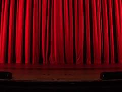 희극은 끝나지 않았어요.