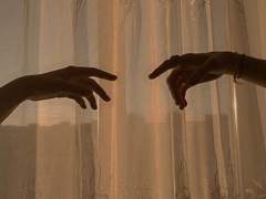 너무나도 달큼해 삼키지 못하도록.