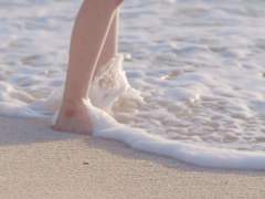 세계의 종말 끝에 한 색이 서있다.